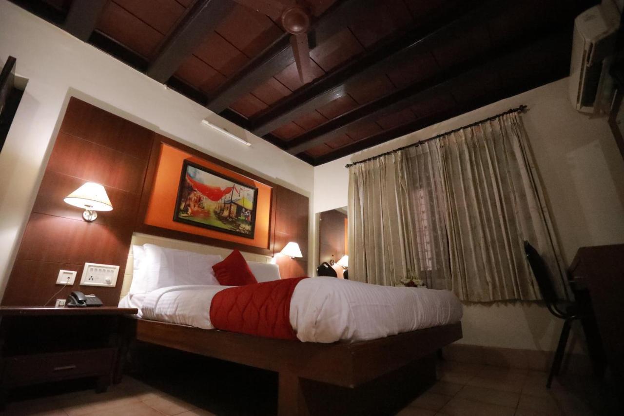 Hotel Peninsula Thrissur Экстерьер фото