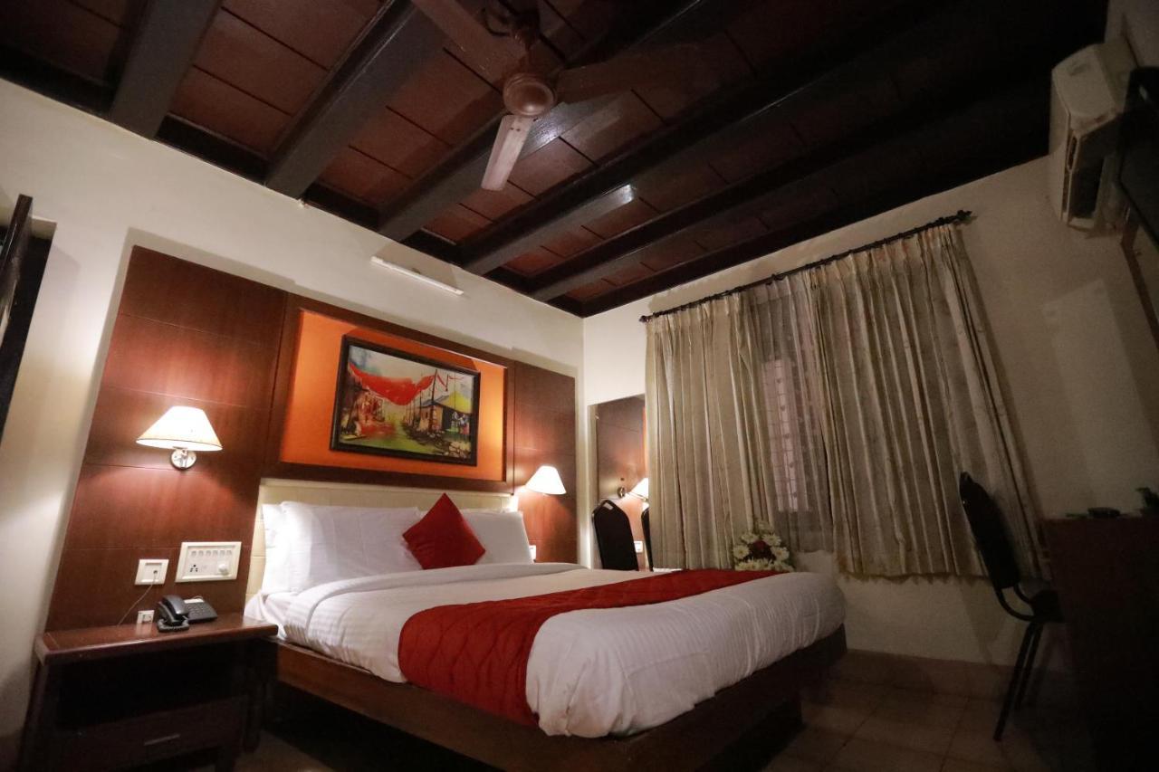 Hotel Peninsula Thrissur Экстерьер фото